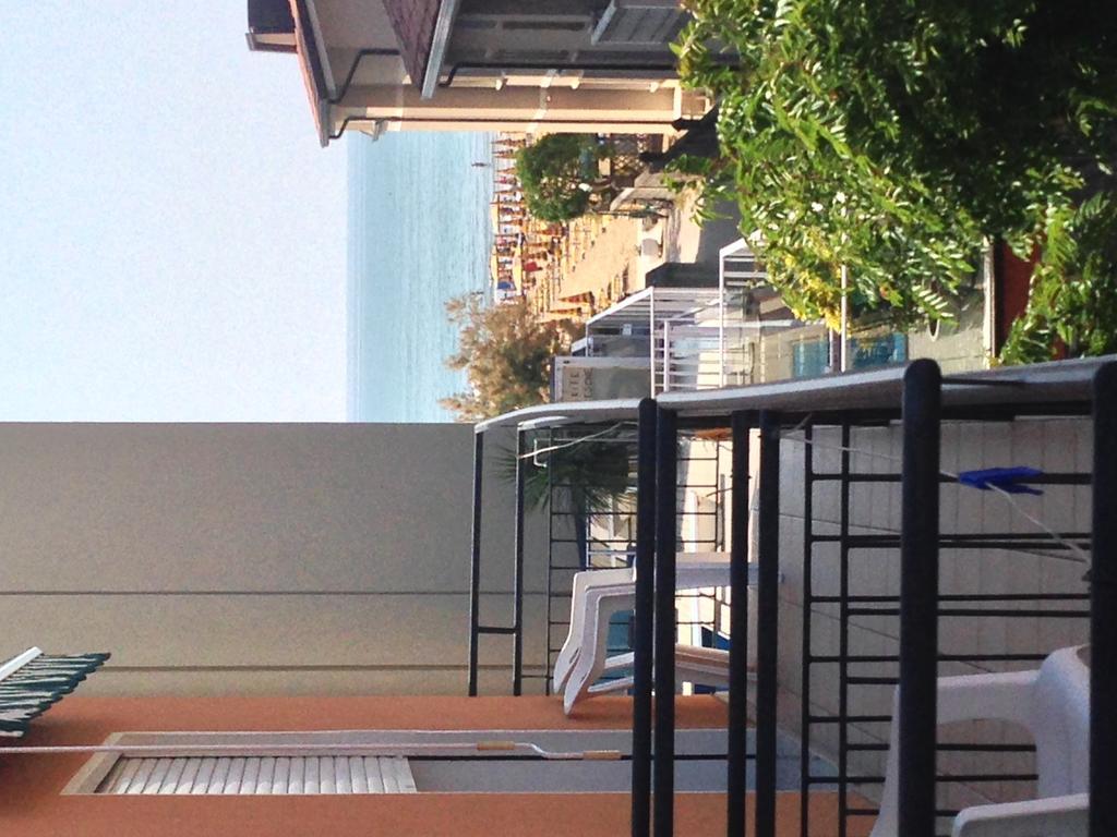 Pensione Villa Joli ลิโดดิเยโซโล ภายนอก รูปภาพ